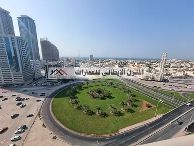 إطلالة بحرية | بلكونة | جيم | باركينج | قريب من مخرج دبي | 3 غرف وصالة للإيجار في الخان - الشارقة