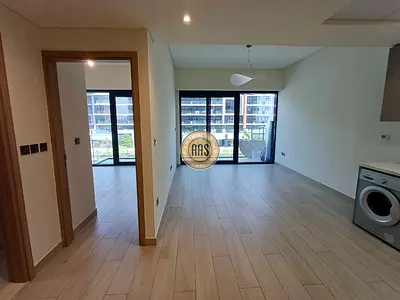 Luxurious and spacious 1BHK with fully fitted kitchen only 72k with 1 cheque ready to move