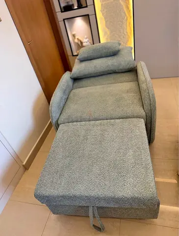 Single reclining chaise lounge / daybed in light grey fabric