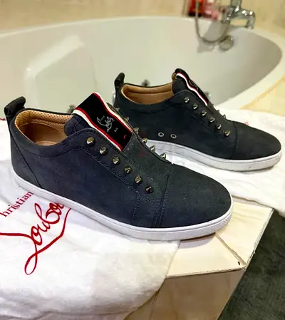 Authentic Louboutin vontade size 42. With box & receipt. f.a.v fique a vontade flat. Suede, Smoky.