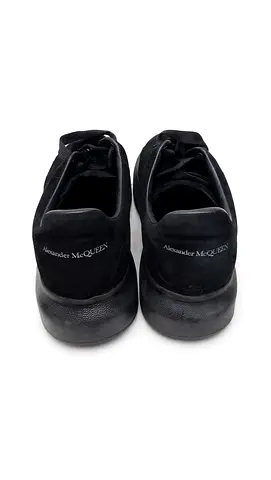 Alexander McQueen Oversized Sneaker – Triple Black Suede
Size: EU 44 / US 11 / 29cm (fits US 10.5-11