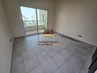 شقة غرفتين وصالة في التعاون، الشارقة، إطلالة بحرية و3 بلكونات، غرفة خادمة، جيم ومسبح وباركن مجاني. الإيجار 60 ألف سنوياً.