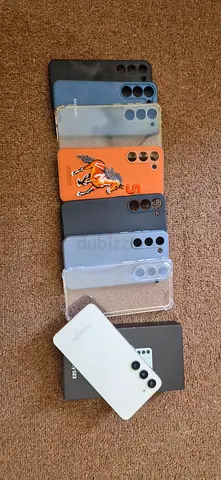 Lot of Samsung Galaxy phones with multiple cases — working condition very good clean