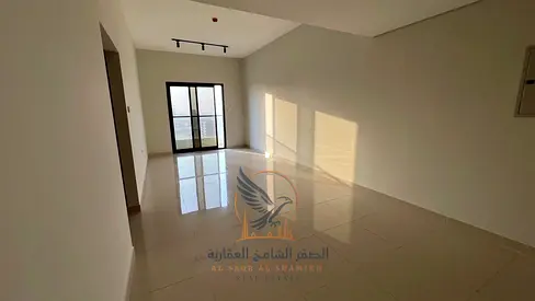 غرفتين وصاله مع بلكونه وجيم علي الشارع العام غرفه ماستر بتشطيب حديث