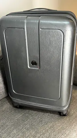 Medium hard-shell spinner suitcase with wheels — good condition