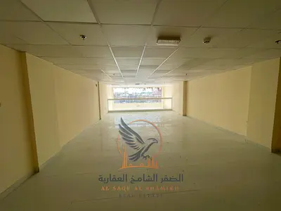 معرض مميز للإيجار بالصناعية 2 عجمان 1,800 قدم² شارع رئيسي ميزانين واسع فاير سيستم حديث واجهة تجارية مميزة