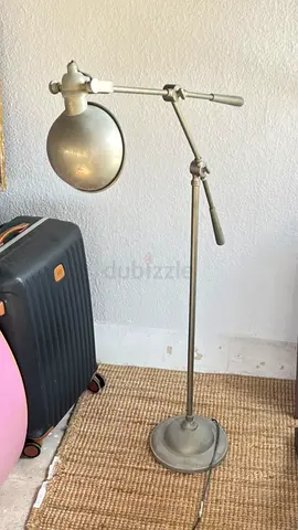 Adjustable vintage-style metal floor lamp with swivel head