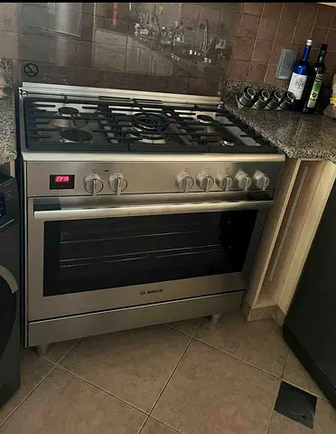 Bosch series 8 top gass oven electric range new model slightly used