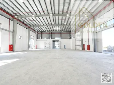 مستودع بكهرباء 250 KVA بناء جديد ومداخل متعددة وارتداد واسع للتحميل والتفريغ