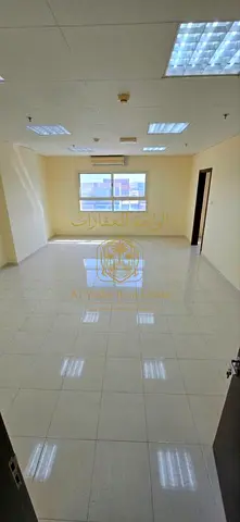 عرض مميز – مكتب مفروش فاخر للإيجار في عجمان بسعر 24,000 درهم