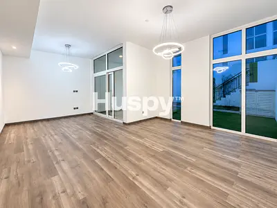 Upgraded l Vacant l Closed Kitchen