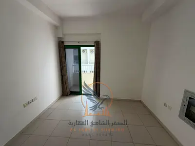 استوديو مع بلكونة للإيجار | جيم ومسبح | باركن خاص | مطبخ منفصل