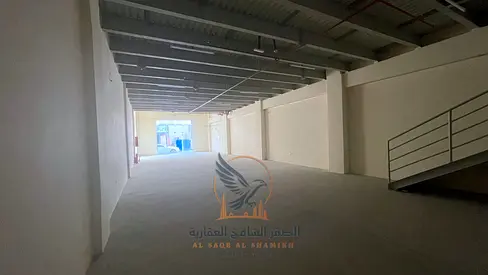 معرض للإيجار في الجرف الصناعية 2 عجمان مساحة 3900 قدم مربع ميزانين نظام إطفاء حديث مناسب للأنشطة التجارية