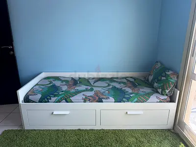 White single daybed with storage drawers - good condition
