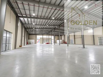 مستودع بكهرباء 250 kw علي طريق رئيسي بمداخل متعددة وارتداد واسع للتحميل والتفريغ
