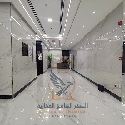 استمتع بالفخامة في شقة غرفتين وصالة واسعة بتشطيبات راقية وتصميم أنيق مع بلكونة بإطلالة مفتوحة توفر لك ولعائلتك الراحة والخصوصية