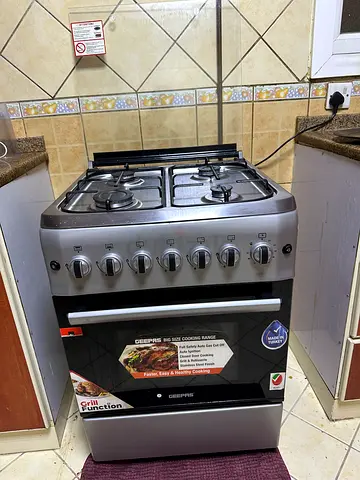 Used freestanding gas cooker with oven - 4 burners, stainless look