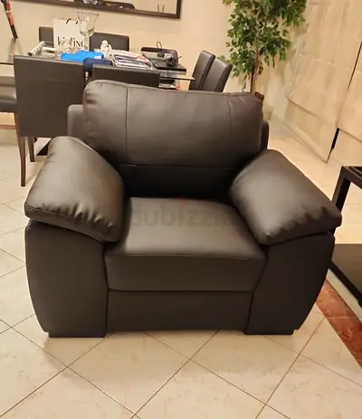 Black Leather Armchair / Single Seater Sofa – Excellent Condition
