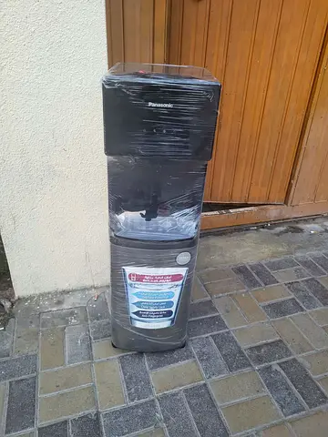 Bottom load water dispenser