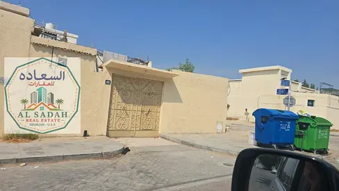 للبيع بيت زواية في الناصرية في 4 غرف وصالة ومجلس ومطبخ مساحة 3000 قدم موجر 550000 الف مطلوب في 750000 الف