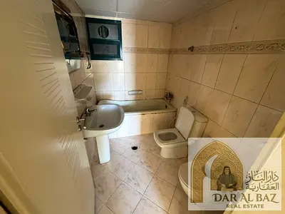 ثلاث غرف وصاله للايجار السنوى منطقة المجاز 2 على شارع جمال عبد الناصر اطلاله بحريه تكييف مركزى غرفة خادمة ماستر 2 بلكون *عقد شيرنج صريح* مناسبه