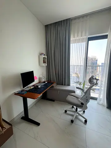Automatic Adjustable standing desk with chair and good condition