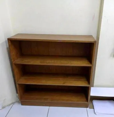 Compact wooden bookcase with 3 adjustable shelves - good condition