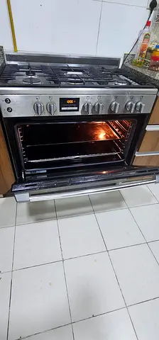 Gas Stove 5-burner - with grill and oven --in a very good working condition
