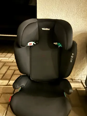 Used black child car booster/ and child seat suitable for toddler and babies (good condition)