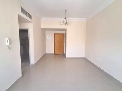 شقة رائعة (غرفة وصالة) بسعر 31 ألفاً | حمامان، شرفة، وتكييف مركزي | موقع متميز 📍 في مبنى عائلي