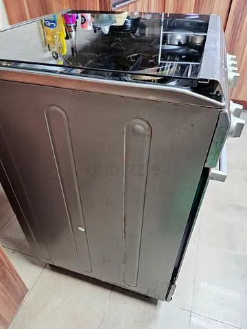 Used freestanding stainless steel gas cooker with Baking oven. Family used.Well maintained and clean
