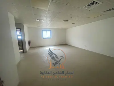 استوديو مكتب للإيجار بتصميم عملي ومريح مع مطبخ وحمام خاص مناسب للأعمال والمكاتب الإدارية