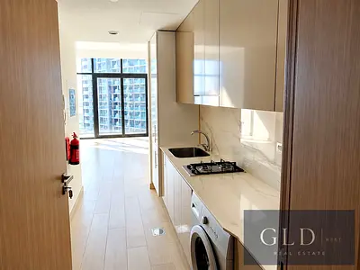 # 12 CHEQUES | SPACIOUS STUDIO | FITTED KITCHEN
