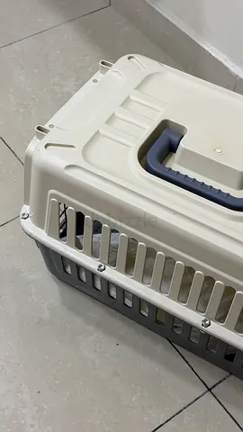 Medium plastic pet carrier with handle - good as new