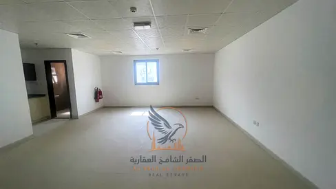 مكتب تجاري استوديو متميز للإيجار السنوي مع حمام ومطبخ وتشطيبات حديثة بموقع استراتيجي وحيوي وجاهز تماما للتشغيل والعمل الفوري الناجح