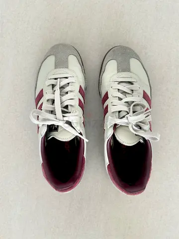 Adidas Cream & Burgundy Sneakers – Pre-Owned