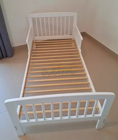 White wooden toddler/children's bed frame - single (used) with mattress