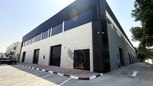 مستودع تجاري وصناعي أول ساكن للإيجار السنوي مع ميزانين ونظام إطفاء وقفل إلكتروني وباركن خاص بموقع استراتيجي وجاهز تماما للتشغيل الفوري