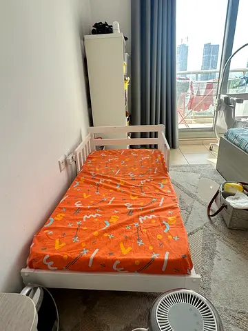 White toddler bed / small child's bed with mattress (good condition)