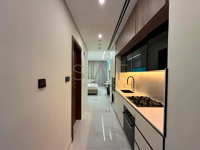 STUDIO | HIGH FLOOR | SKYLINE VIEW