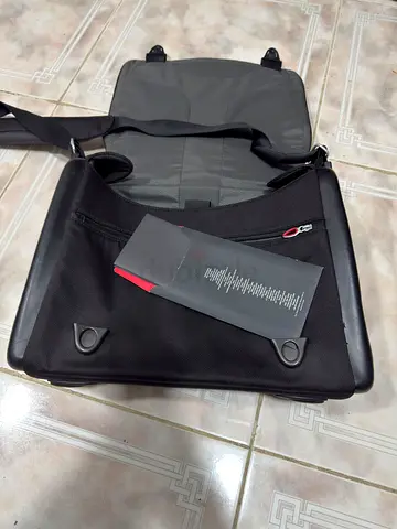Tumi Black messenger laptop bag with shoulder strap — like new