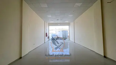 معرض تجاري جديد للإيجار السنوي مع طابق ميزانين ونظام إطفاء حريق وتسهيلات مرنة بالدفع على شارع رئيسي حيوي وجاهز للتشغيل والاستثمار الفوري