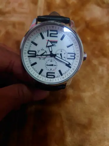 Casual men's analog wristwatch with black leather strap - working condition