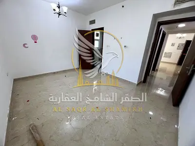 غرفة وصالة للإيجار في القليعة بالشارقة بمساحة واسعة وحمامين وتكييف مركزي وإطلالة مفتوحة وصيانة على المالك طوال فترة الإيجار وقريبة من الخدمات ومداخل د