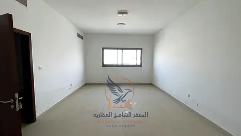 مكتب تجاري مميز غرفة وصالة للإيجار السنوي مع حمام ومطبخ وتشطيبات حديثة بموقع استراتيجي وحيوي وجاهز تماما للتشغيل والعمل الفوري الناجح
