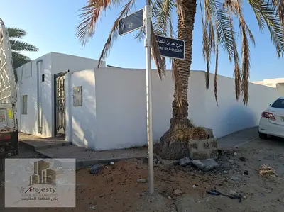 للإيجار بيت في منطقة القادسية – الشارقة بيت بموقع حيوي على زاوية وقريب من الشارع، مع حوش كبيرمساحة الأرض: 2,500 قدم مربع 3 غرف نوم ماستر وصالة