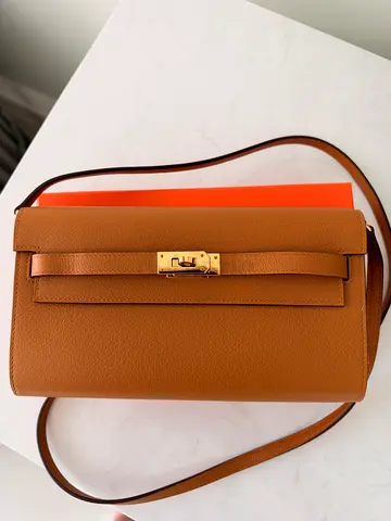 Kelly To-Go Wallet Caramel in Gold
