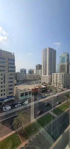 *للبيع غرفة نوم ماستر وصالة في برج جديد الإستلام بعد سنة إطلالة أمامية على شارع الملك فيصل*