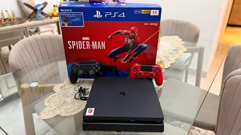 Sony PlayStation 4 Slim 1 TB - excellent Working Condition