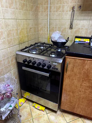 Used freestanding gas oven and stove - 4 burners, good working condition